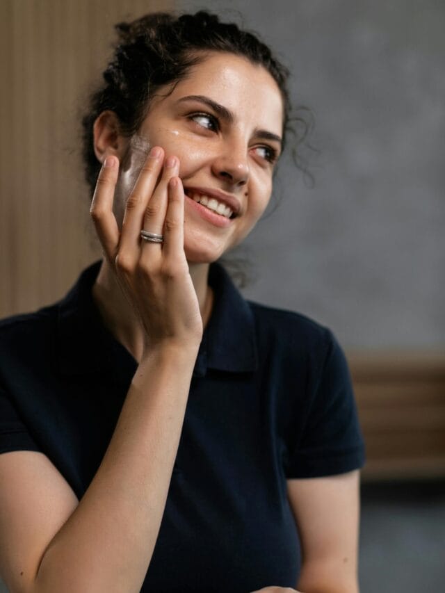 শীতে ত্বকের যত্নে এক ফোঁটা এই তেলই যথেষ্ট